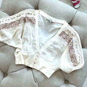 XXI medium ivory top with lace and flower print detail